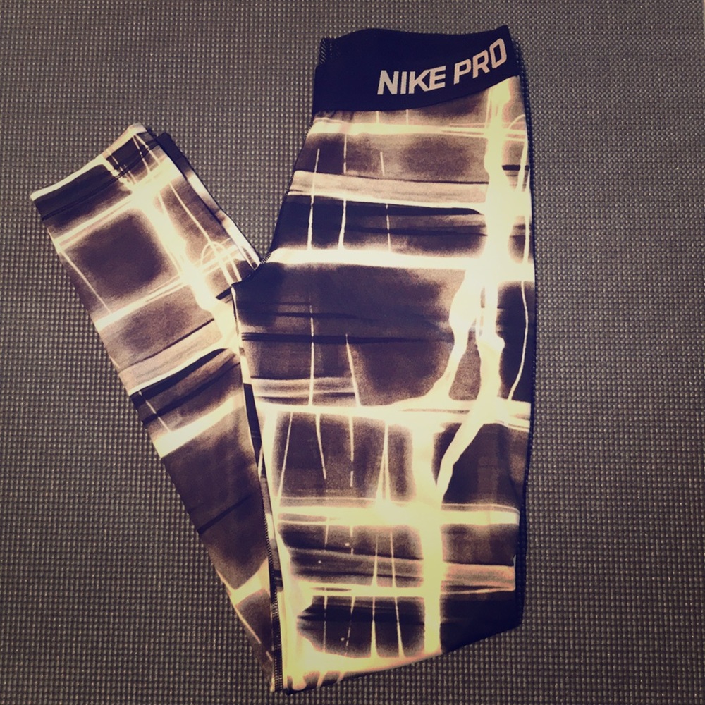Nike pro dri-fit blk & wht leggings